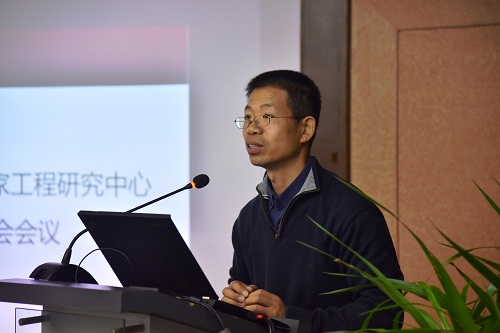 計(jì)算機(jī)所所長(zhǎng)、中心主任郭宗明做研究中心的總體工作匯報(bào).jpg